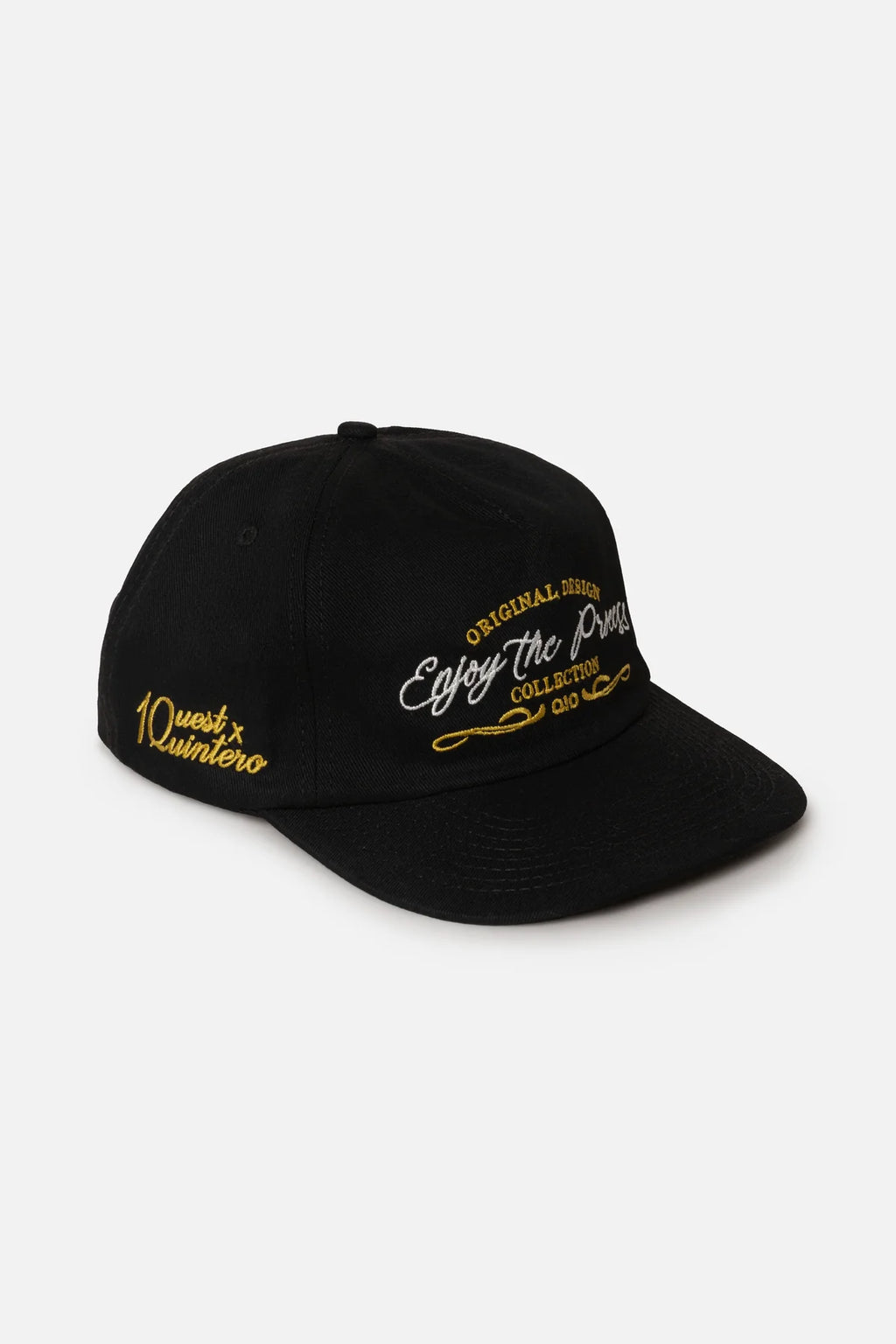 GORRA BEISBOLERA EN BLOQUES DE COLOR NEGRO CON BORDADO MARCA QUEST X JUAN FERNANDO QUINTERO