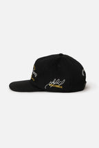 GORRA BEISBOLERA EN BLOQUES DE COLOR NEGRO CON BORDADO MARCA QUEST X JUAN FERNANDO QUINTERO