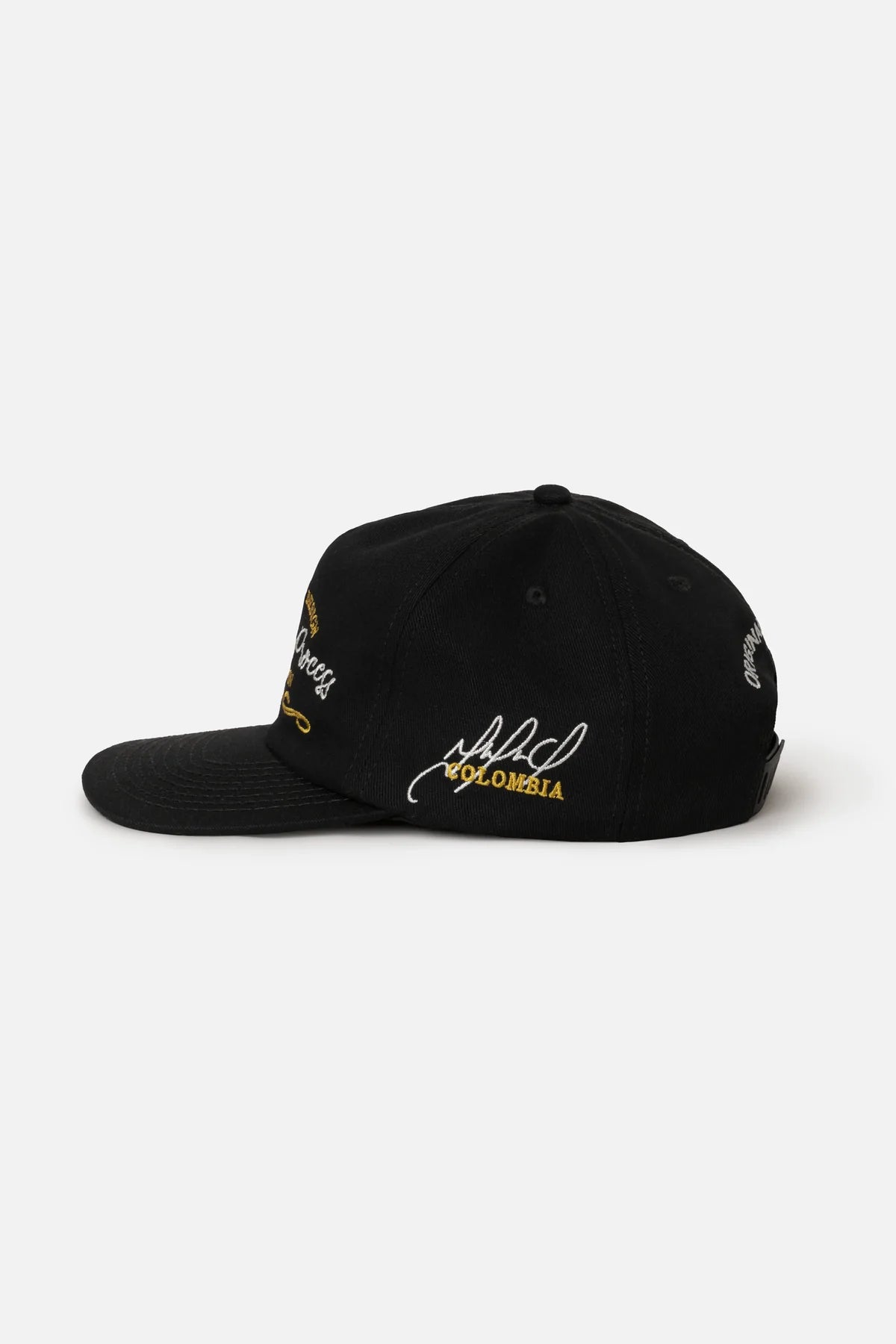 GORRA BEISBOLERA EN BLOQUES DE COLOR NEGRO CON BORDADO MARCA QUEST X JUAN FERNANDO QUINTERO