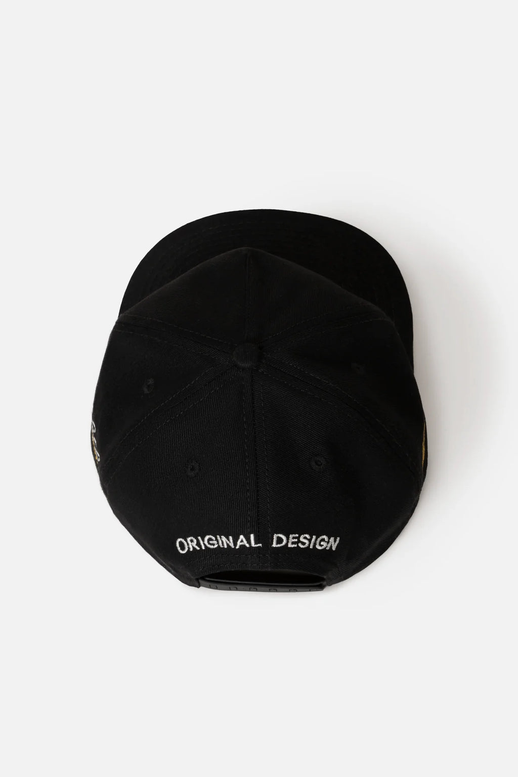 GORRA BEISBOLERA EN BLOQUES DE COLOR NEGRO CON BORDADO MARCA QUEST X JUAN FERNANDO QUINTERO