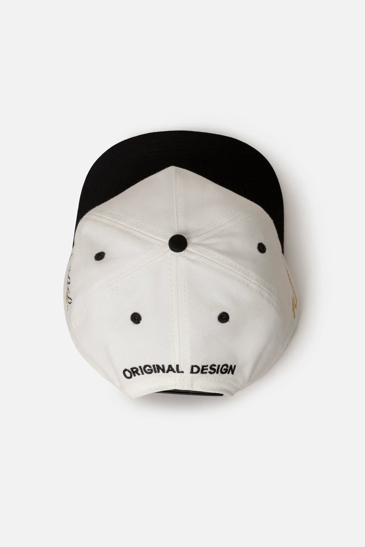 GORRA BEISBOLERA EN BLOQUES DE COLOR BEIGE CON BORDADO MARCA QUEST X JUAN FERNANDO QUINTERO