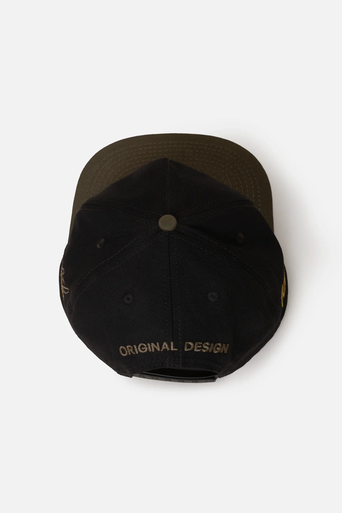 GORRA BEISBOLERA EN BLOQUES DE COLOR CON BORDADO VERDE MARCA QUEST X JUAN FERNANDO QUINTERO
